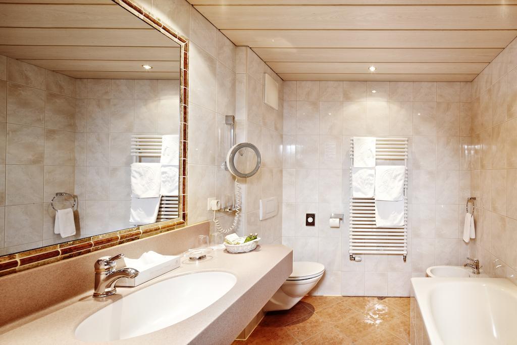 Hotel Berghof Crystal Spa & Sports Тукс Экстерьер фото